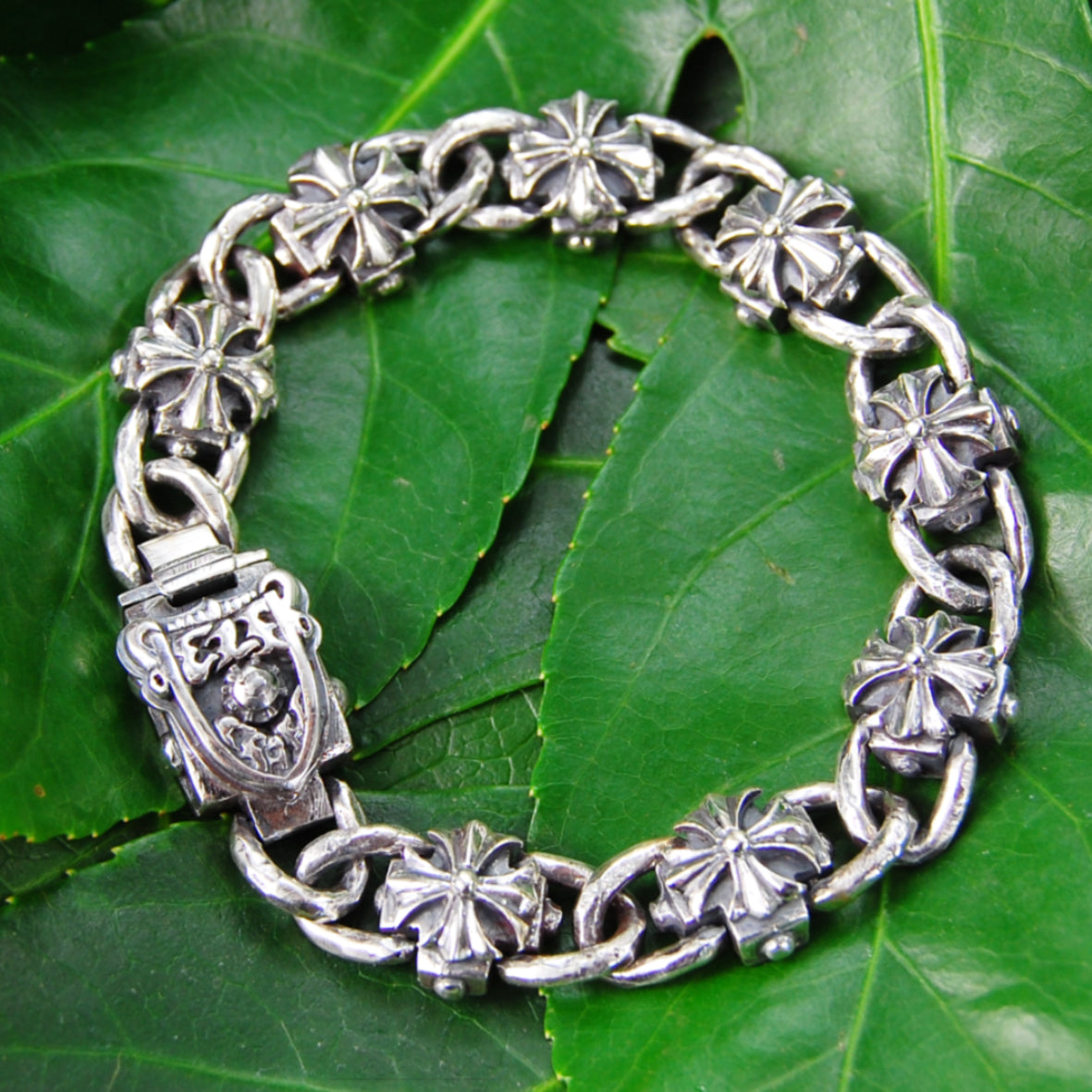 Silberarmband mit griechischen Malteserkreuzen und facettierter Kette mit Wappen-Boxlock 12