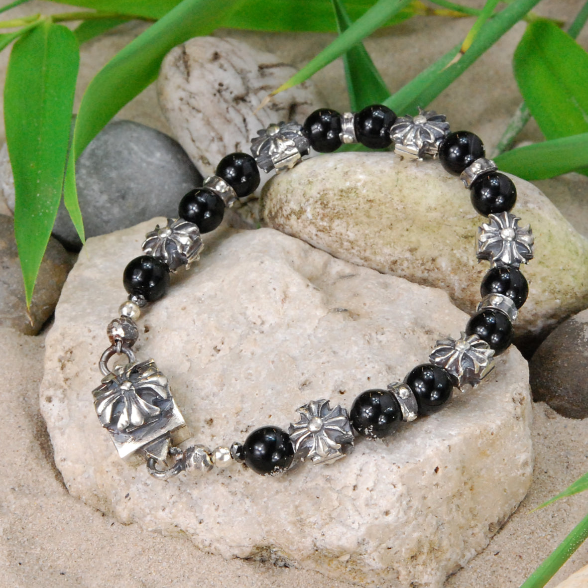 Silbernes Armband mit PERLEN und GRIECHISCHEN MALTESERKREUZEN und Schloss