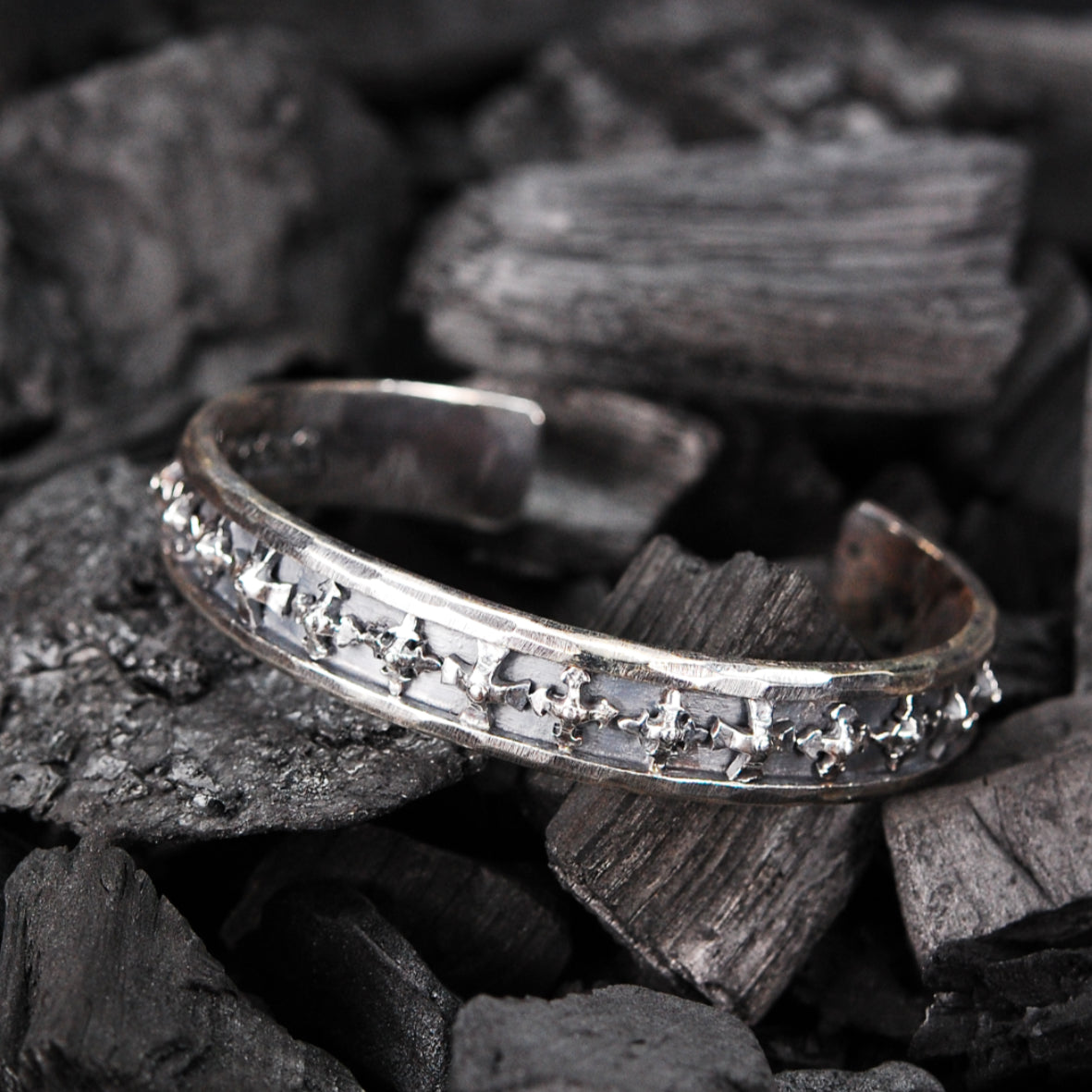 Silberner Armreif mit schlichten Streifen und Kreuzen