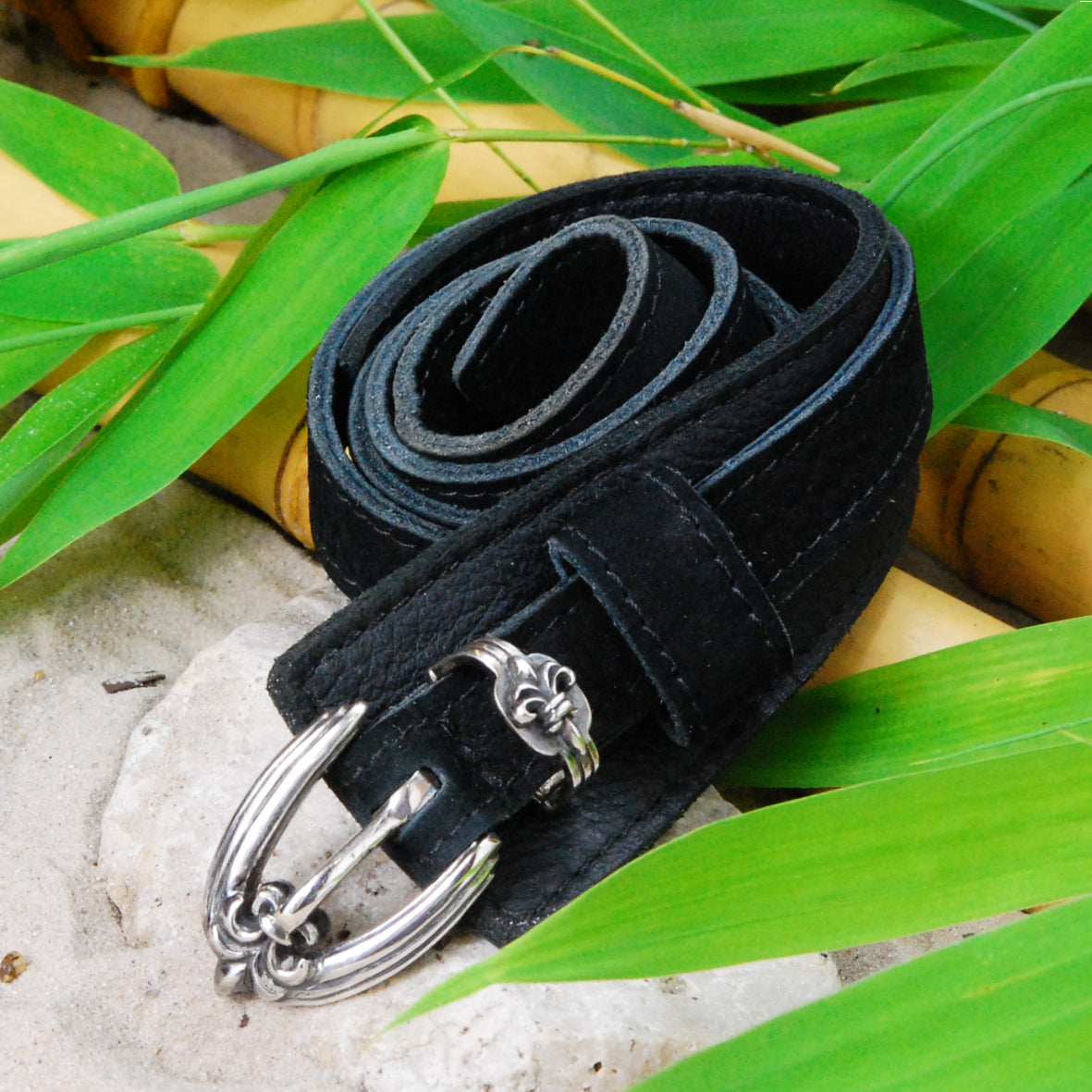 Silbernes Lederarmband mit Lily-Schnalle, dreifach gewickelt