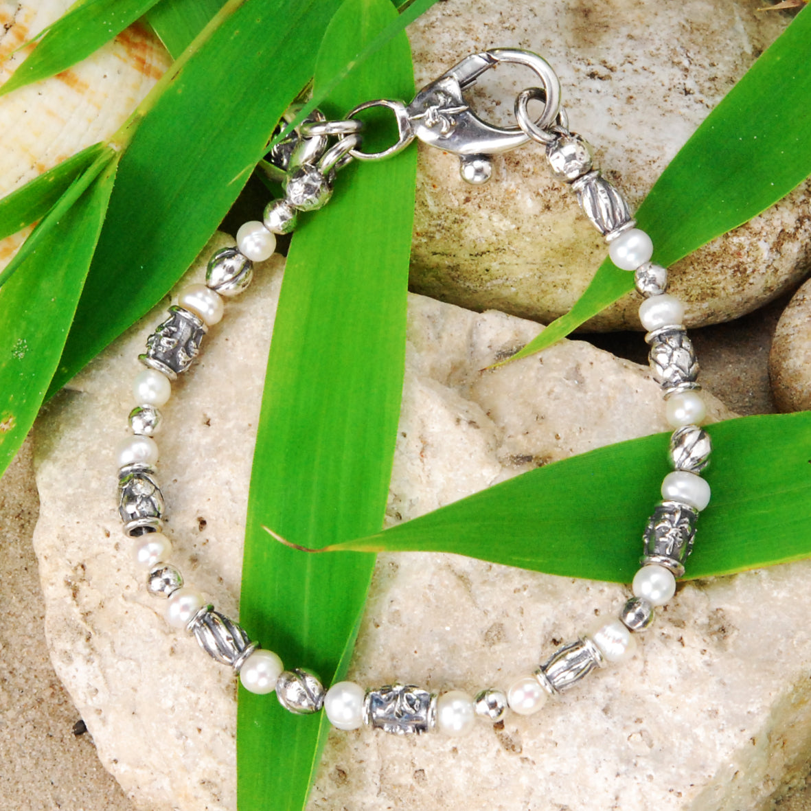 Silbernes Armband aus Mini-Decor Röhren und Kreuzkugeln