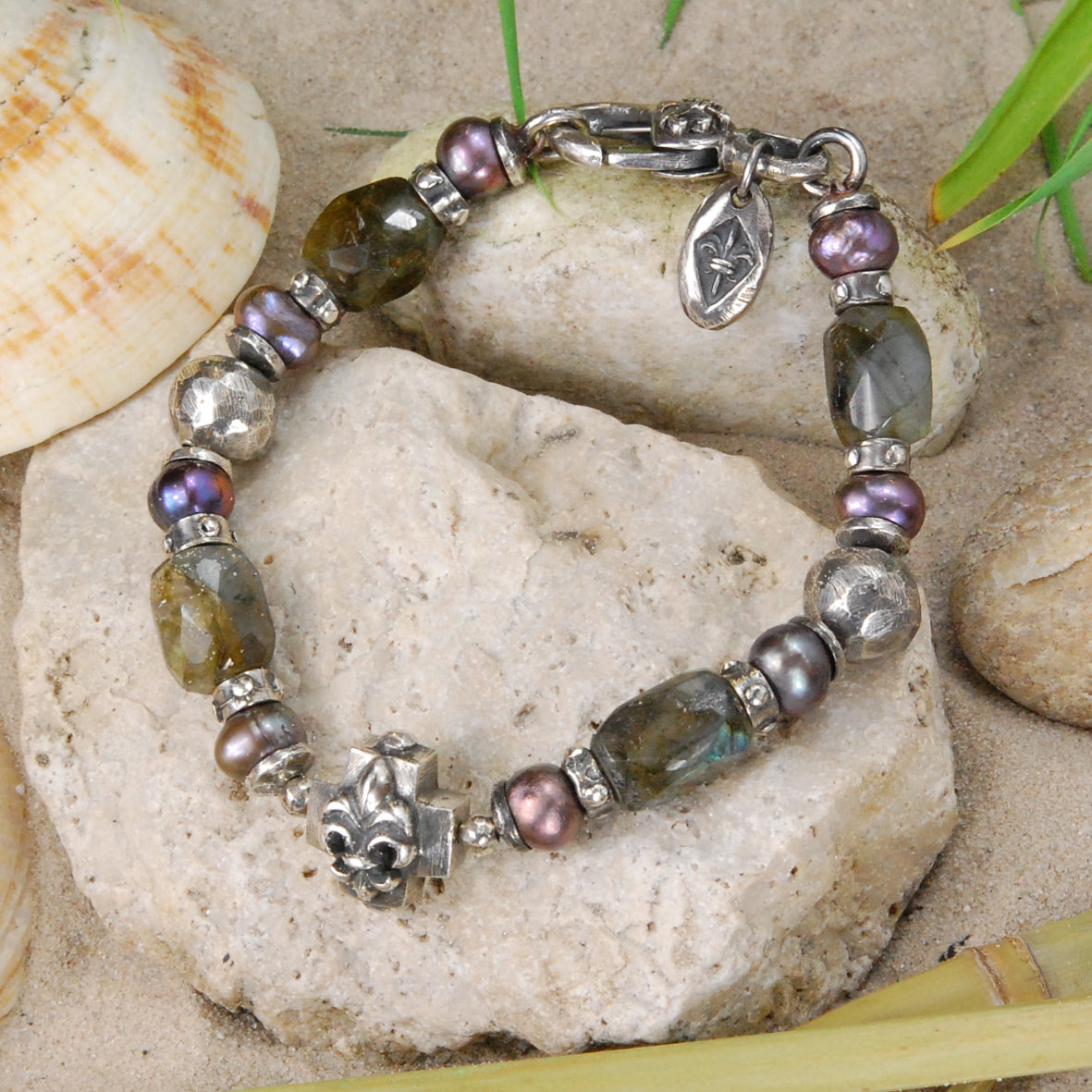 Silberarmband mit Perlen, griechischem Lilienkreuz und Stein Rocks und Perlen
