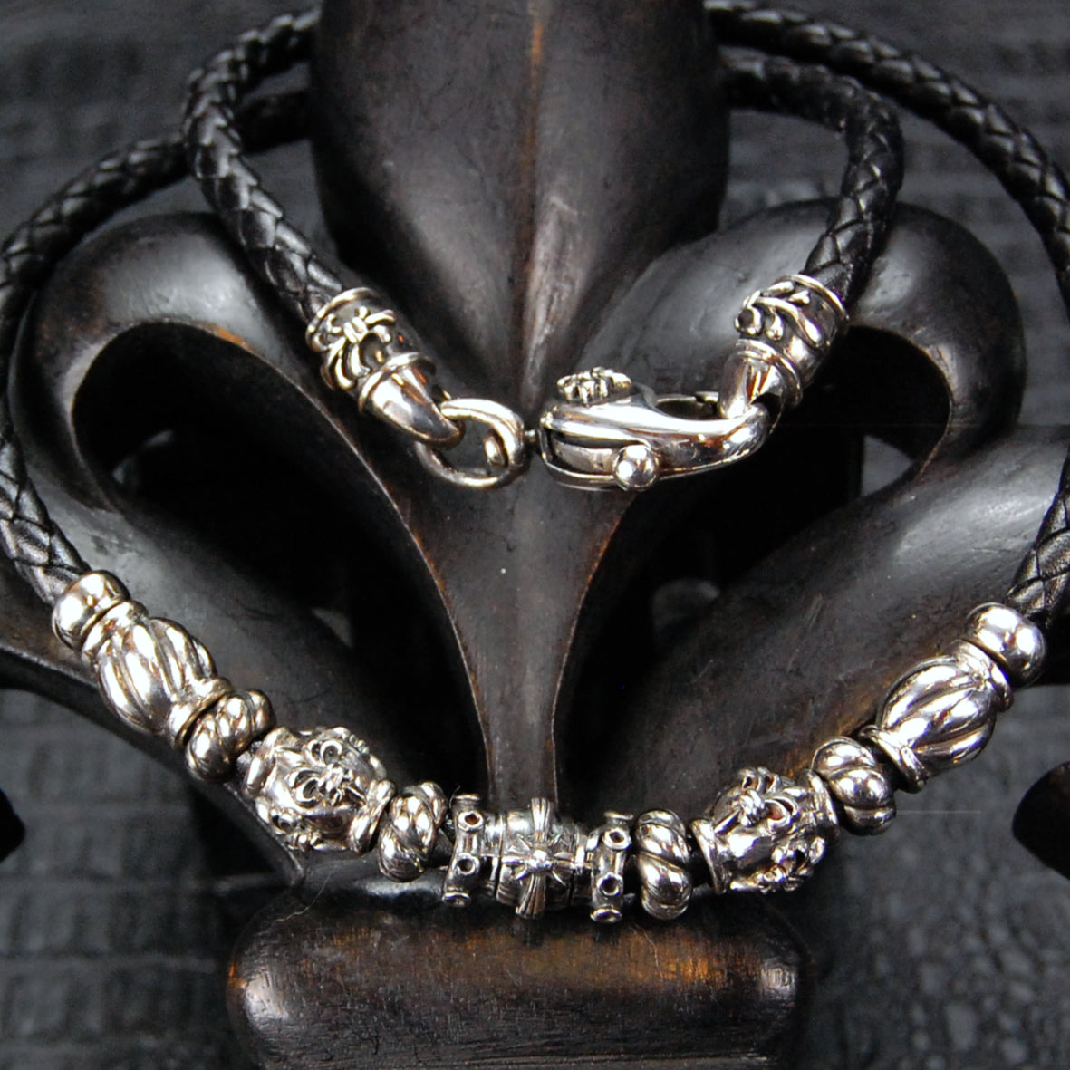 Silver-Leather Neckband with Crosstubes and Spiral Barrels