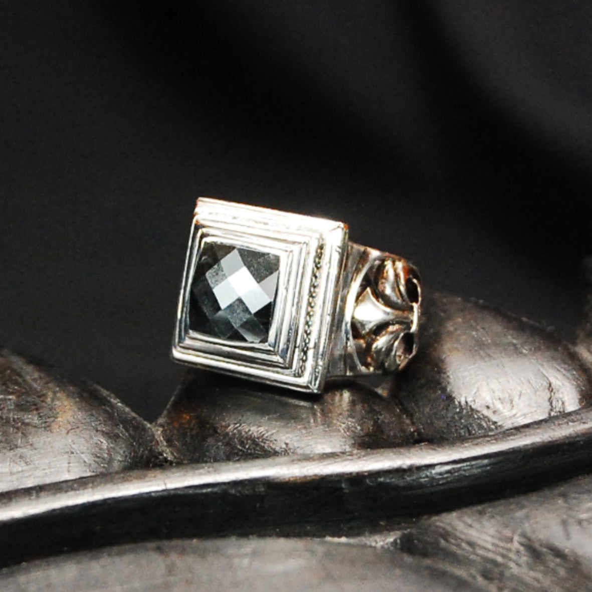Silver Ring ELFIN CARREE on OPEN LILIES Band