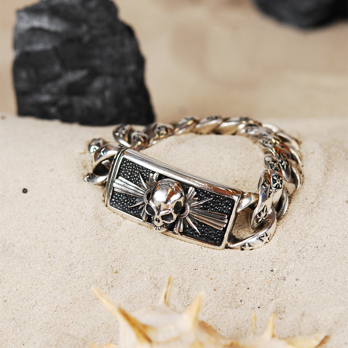 Silbernes Armband mit Totenkopf und Sternstrahlen  auf Searay-Leder an Kette mit Dekor