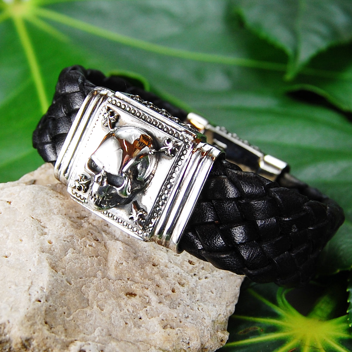 Silbernes Lederarmband SKULL und Lilien 22