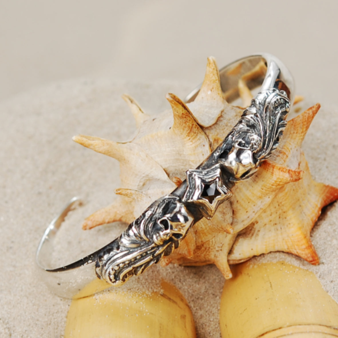 Silberner Armreif MAGISCHE PFLANZE und SCHÄDEL mit Stern