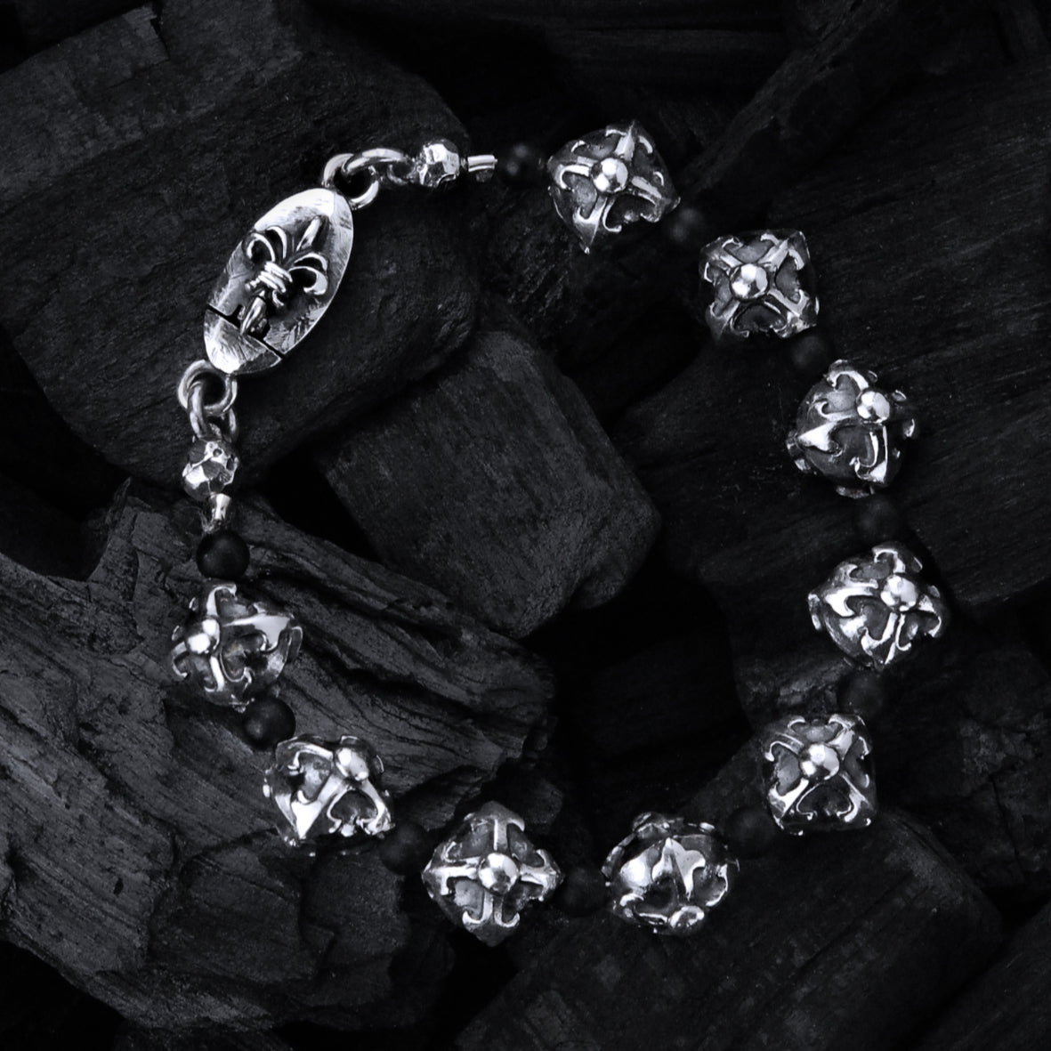 Armband Steinperlen und silberne BLADES CROSS Kugeln
