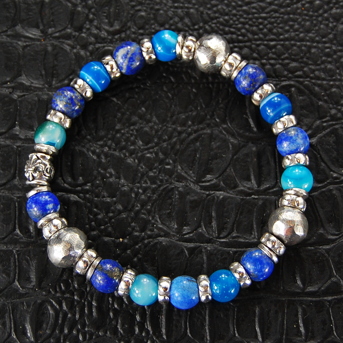 Armband aus Silber und Perlen mit FACETTIERTEN SILBERKUGELN auf Kautschuk