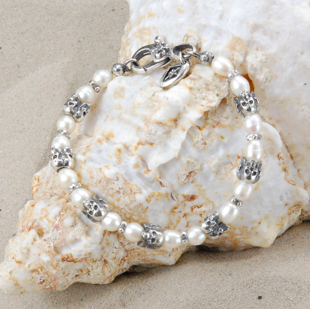 Silbernes Armband mit drei kleinen SCHÄDELN und schwarzen Steinperlen 8