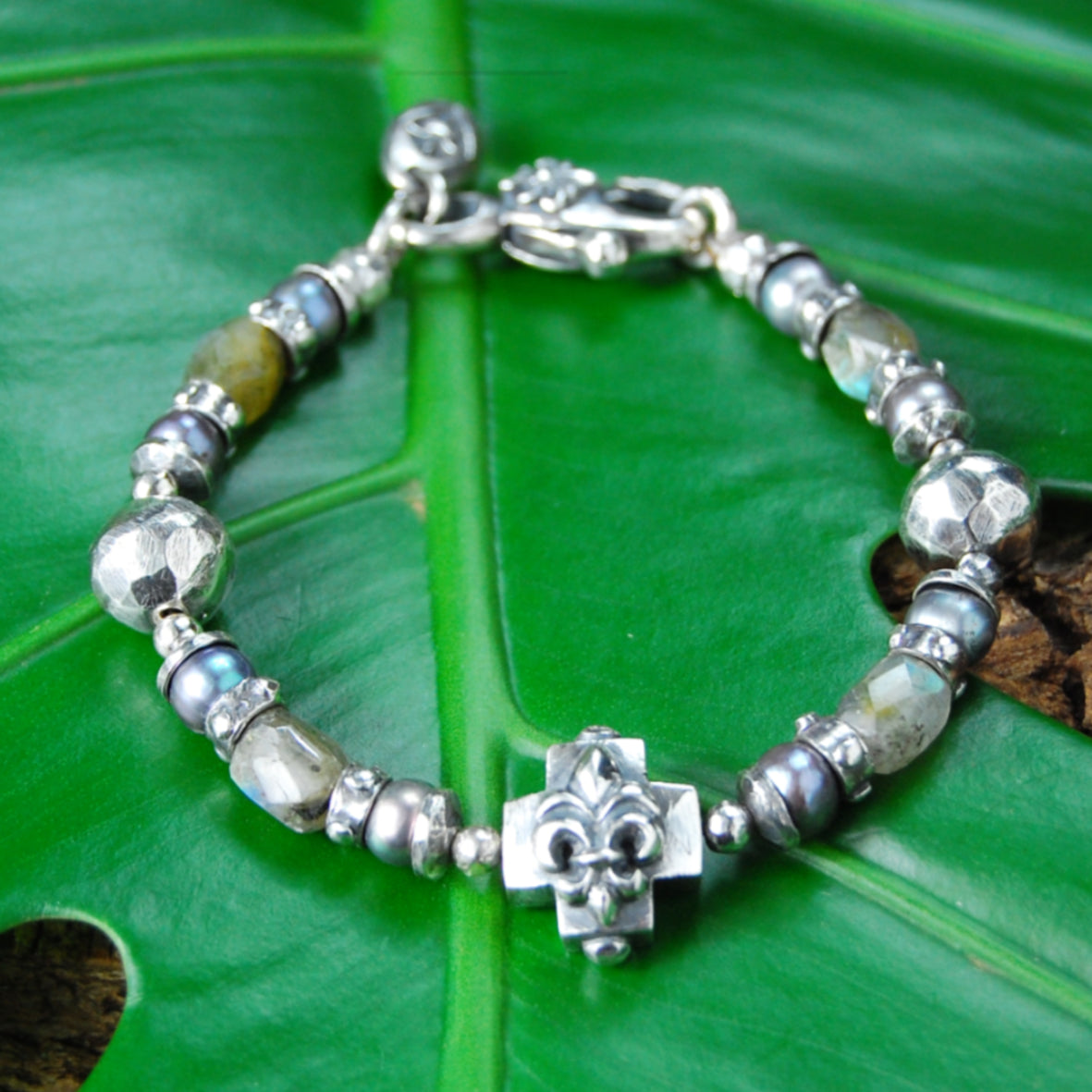 Silberarmband mit Perlen, griechischem Lilienkreuz und Stein Rocks und Perlen