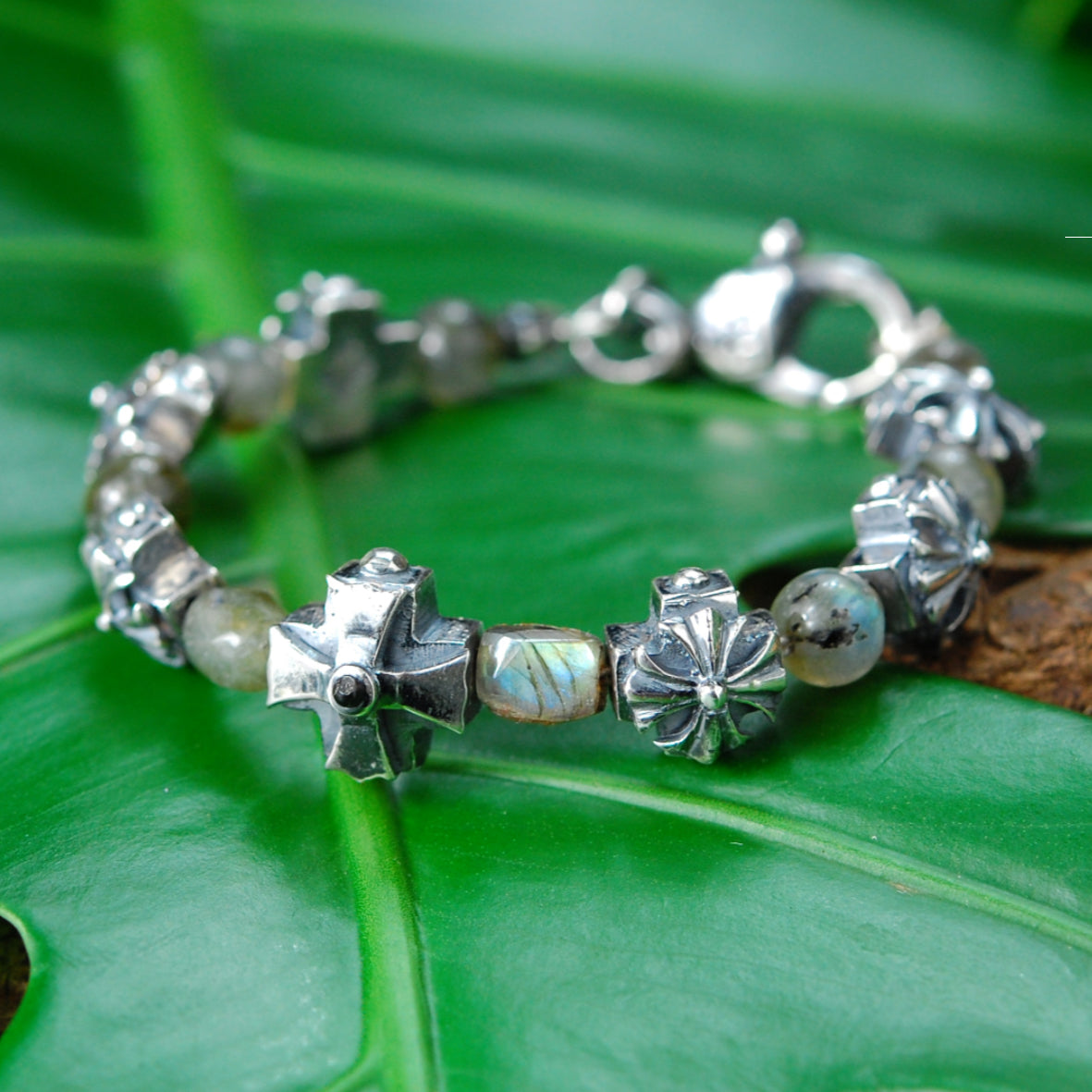 Silberarmband mit Steinperlen und MALTESERKREUZE und RITTERKREUZ Mitte