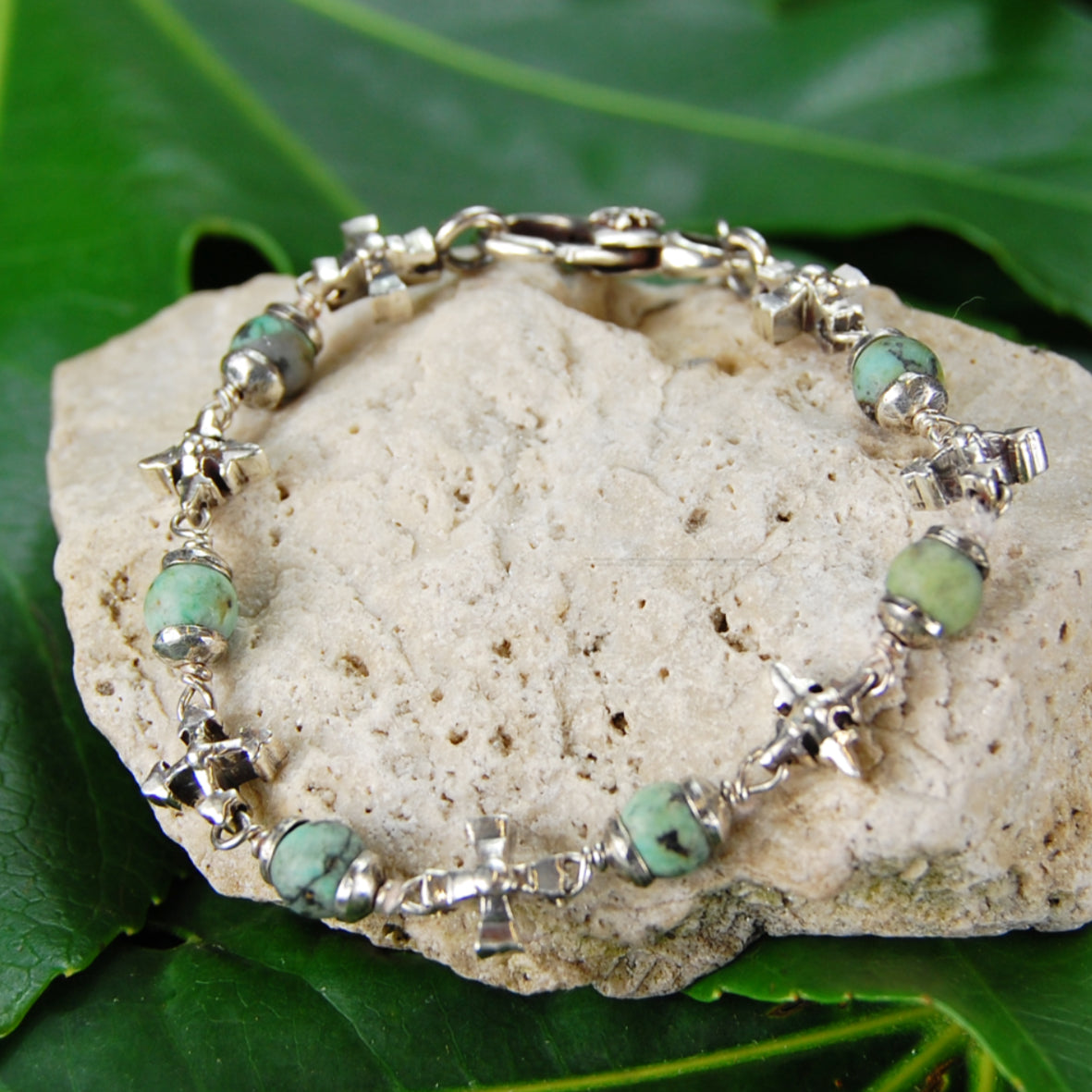 Silberarmband mit Lanzen- und Klingenkreuzen sowie 10 Perlen