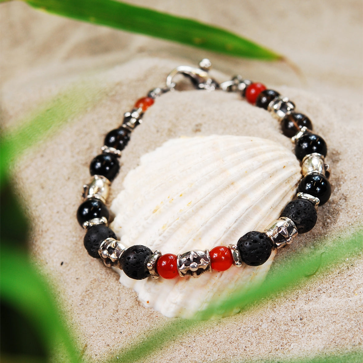 Silberne Armbänder mit Perlen und Eisen- und Klingenkreuzen aus Silber