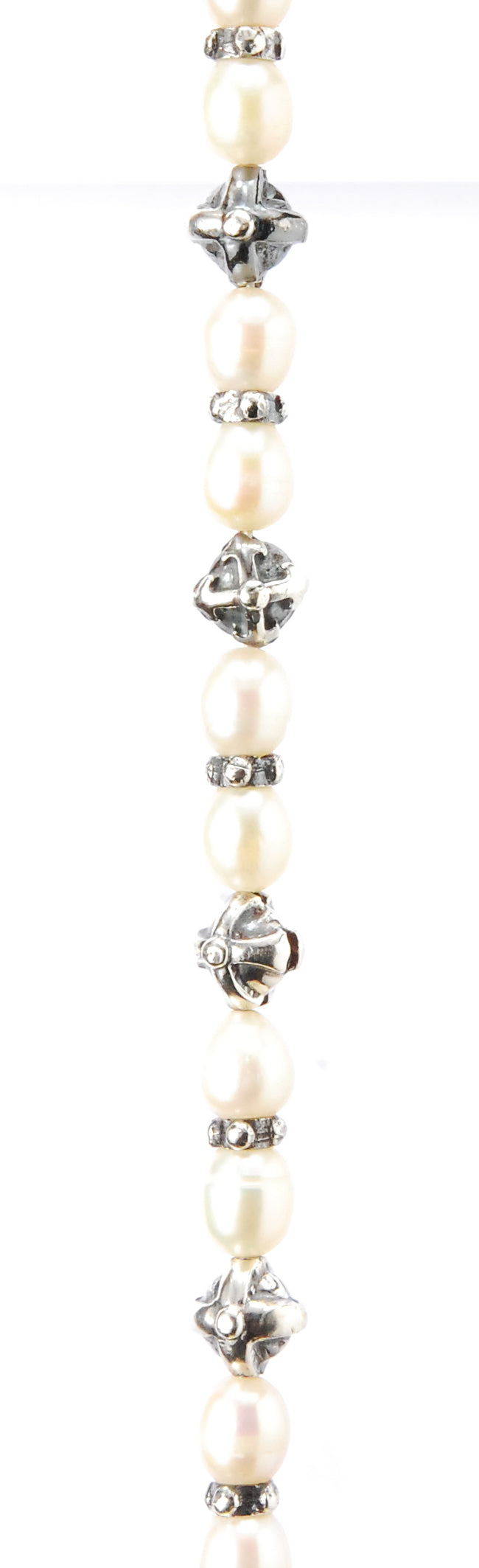 Silberarmband mit 8 mm großen Kreuzkugeln und echten Perlen