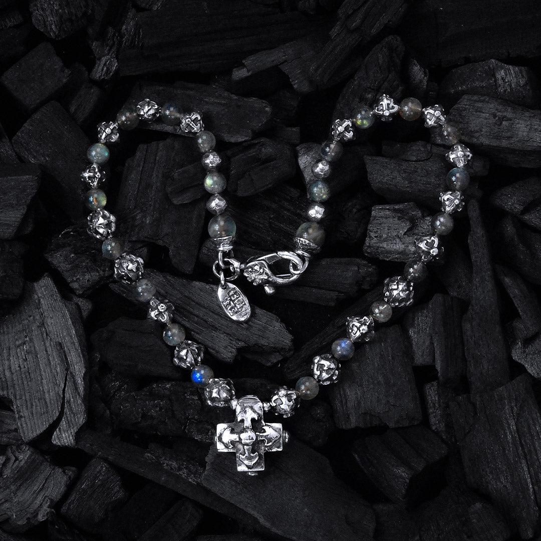 Halskette aus Perlen und facettierten silbernen BLADES CROSS Kugeln
