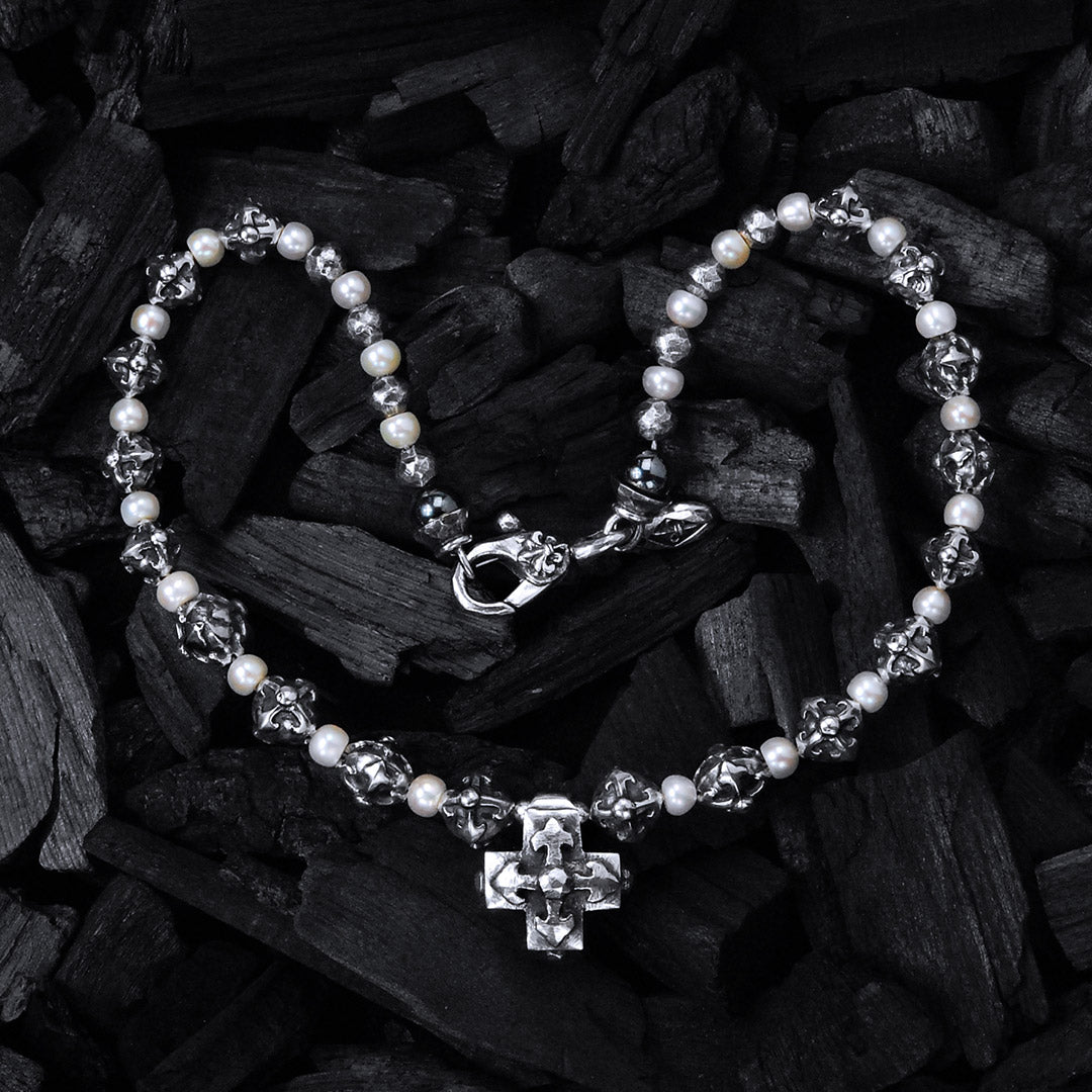 Halskette aus Perlen und facettierten silbernen BLADES CROSS Kugeln