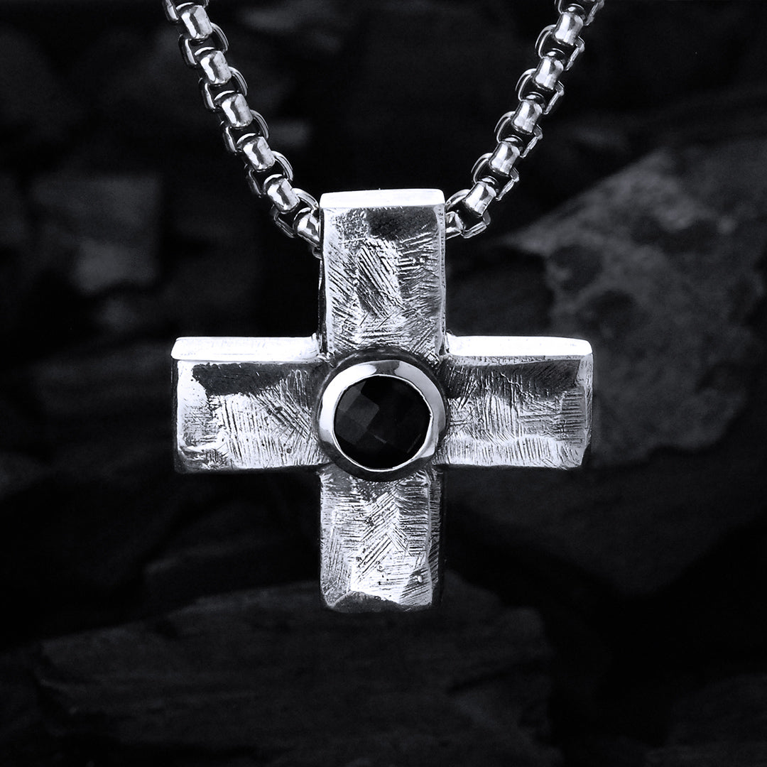 Silberner Anhänger, griechisches Kreuz mit Loch und großem Stein