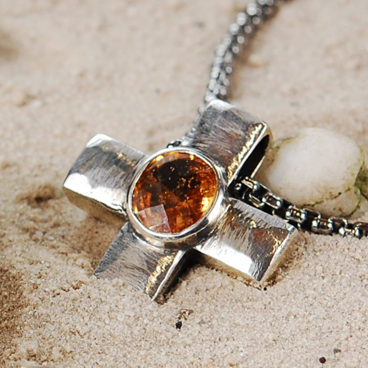 Silberner Anhänger, griechisches Kreuz mit Loch und großem Stein