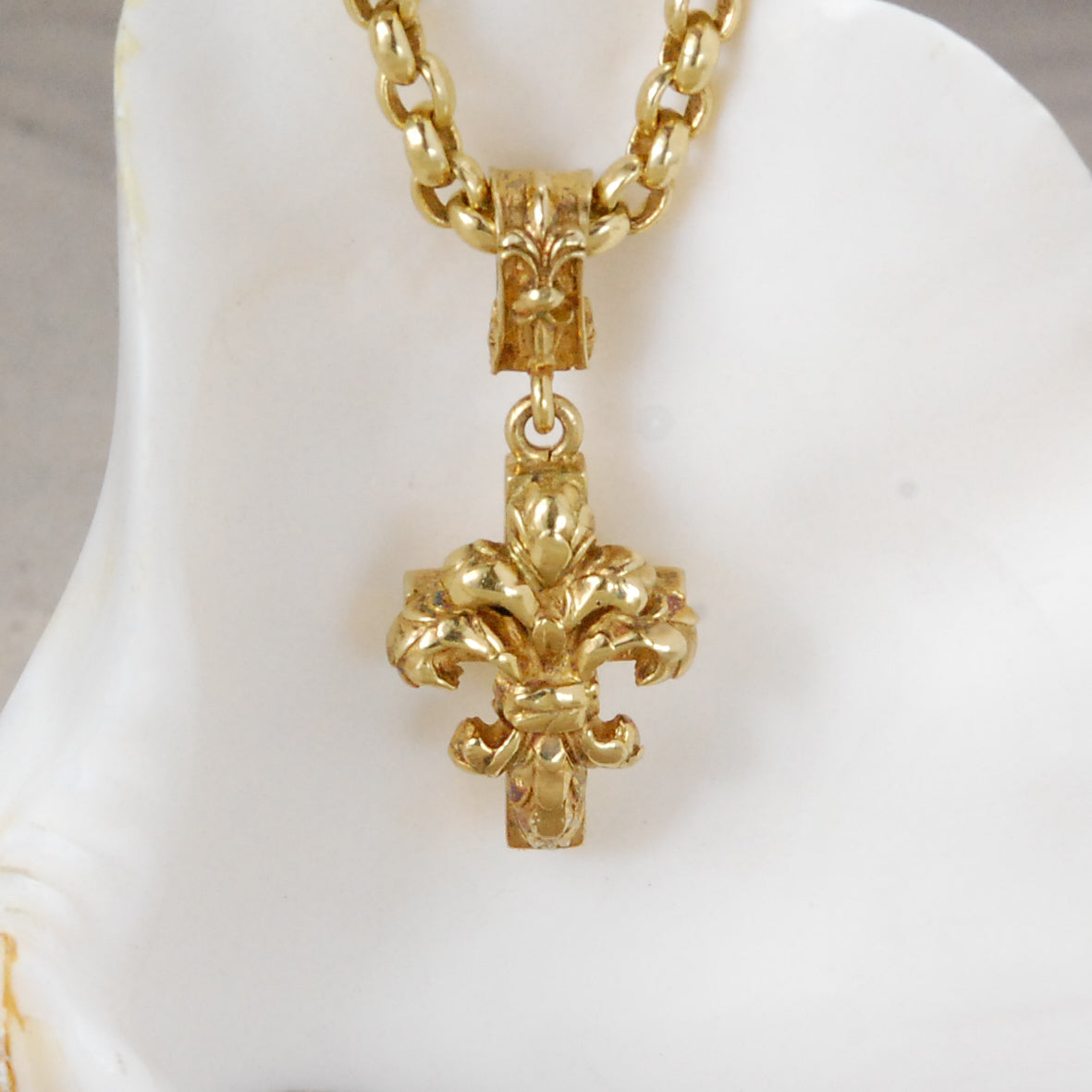 Silberanhänger LILIE AUF KREUZ S mit Drachenschuppen Gold plated