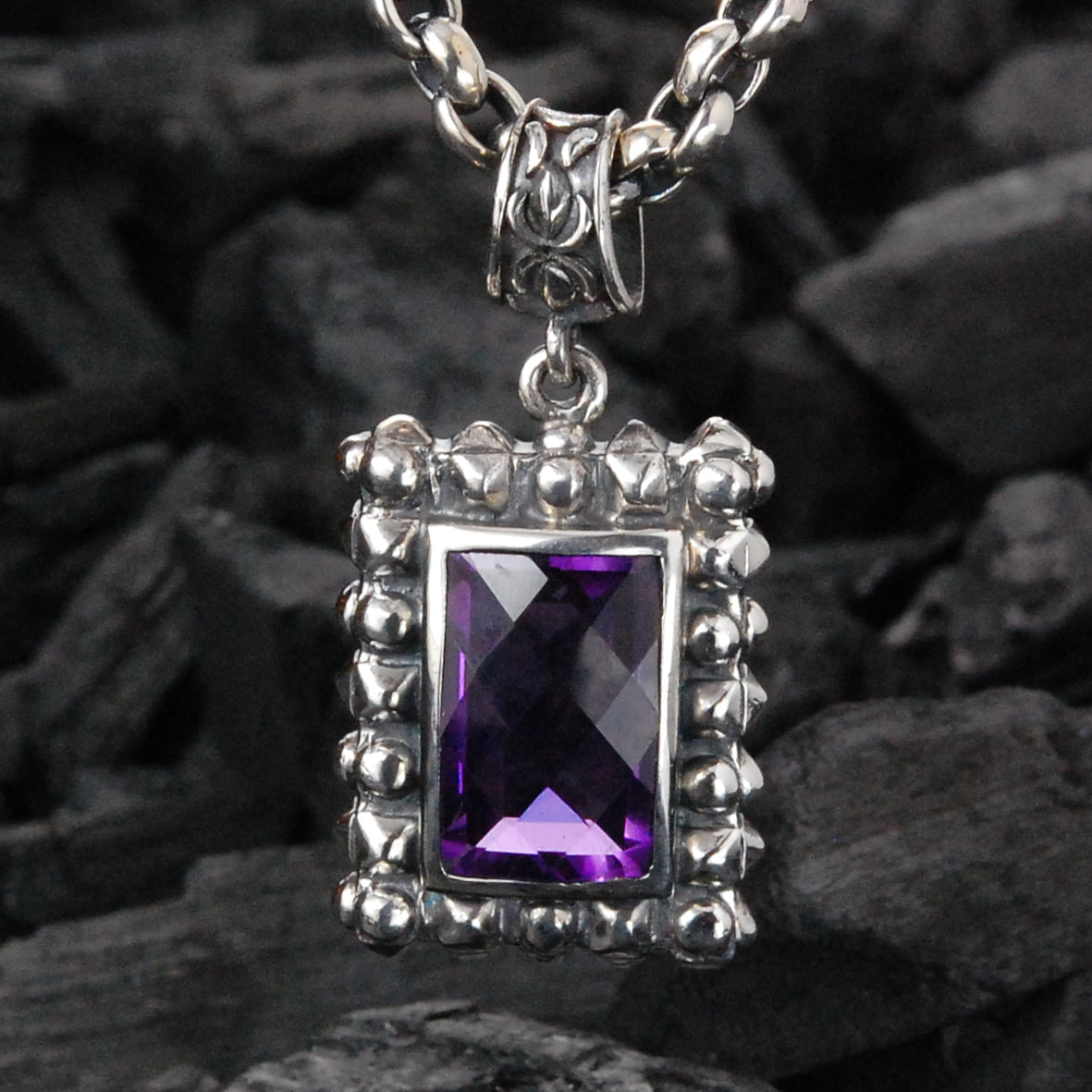 Rechteckiger Silberanhänger mit Pyramidenseiten und Pyramidenspitze und Stein