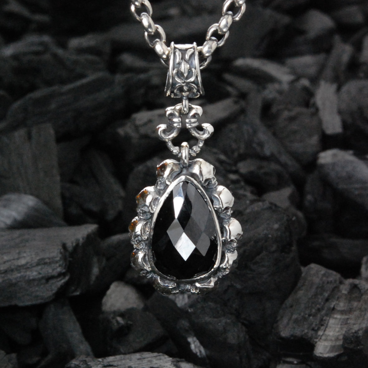 Silber Anhänger mit Totenkopf-Tropfenrahmen und Stein