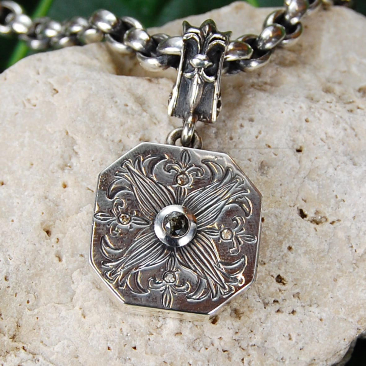 Silberner Anhänger Medaillon LILIE graviert