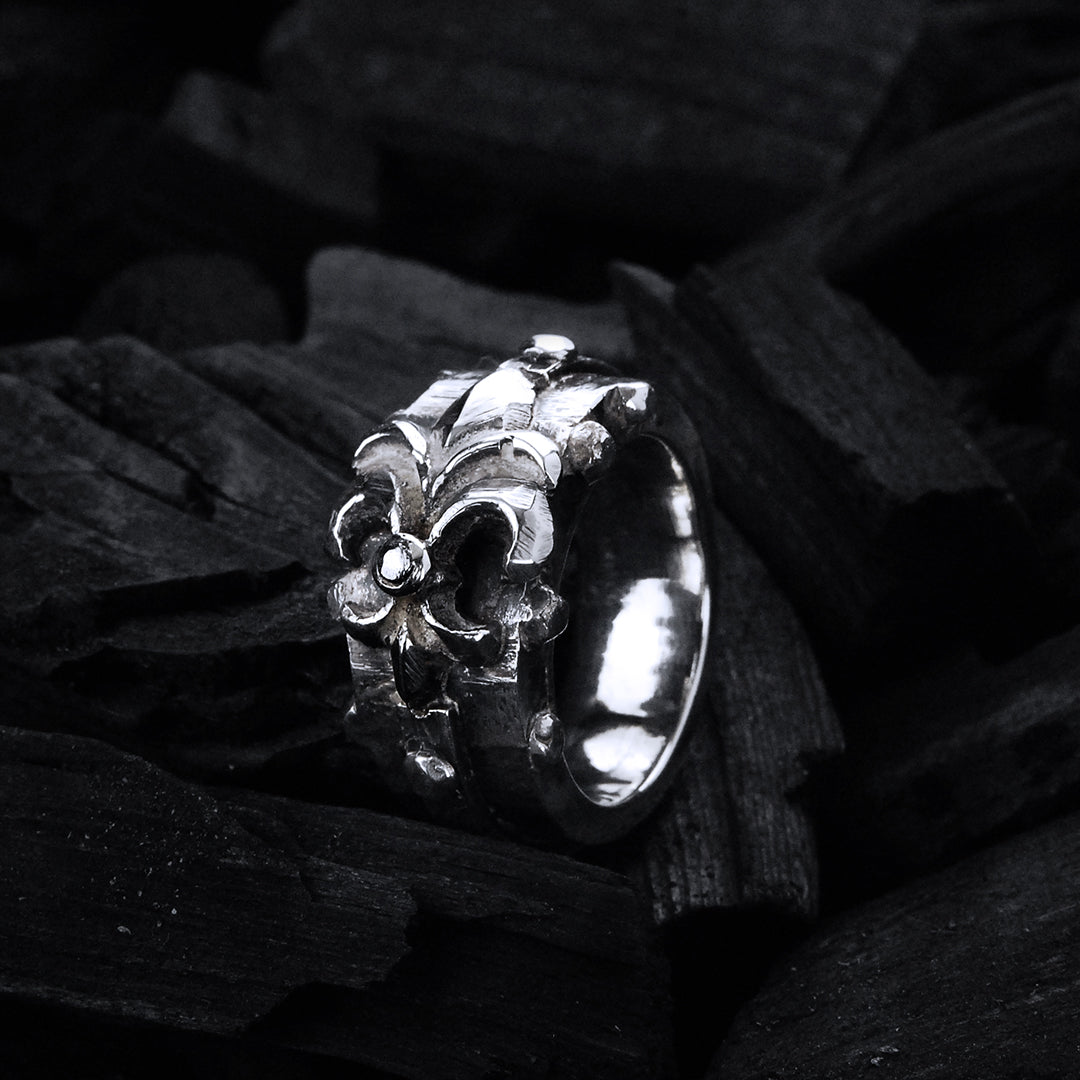 Silver Ring Faceted Body with Rivets and Straigt Lily with Meteorite