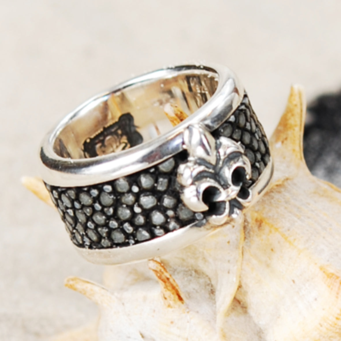 Silberring LILY auf Searay-Leder