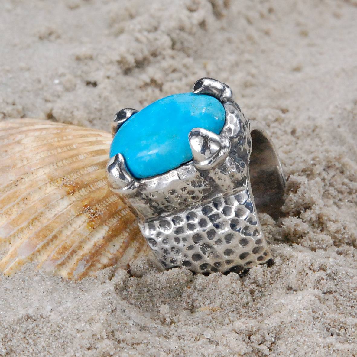 Silberring gehämmert mit DRAGON CLAW-Halter und ovalem Stein
