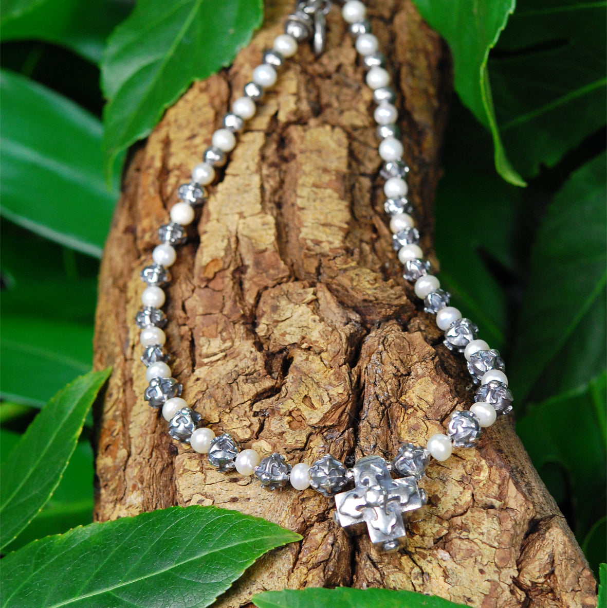 Halskette aus Perlen und facettierten silbernen BLADES CROSS Kugeln