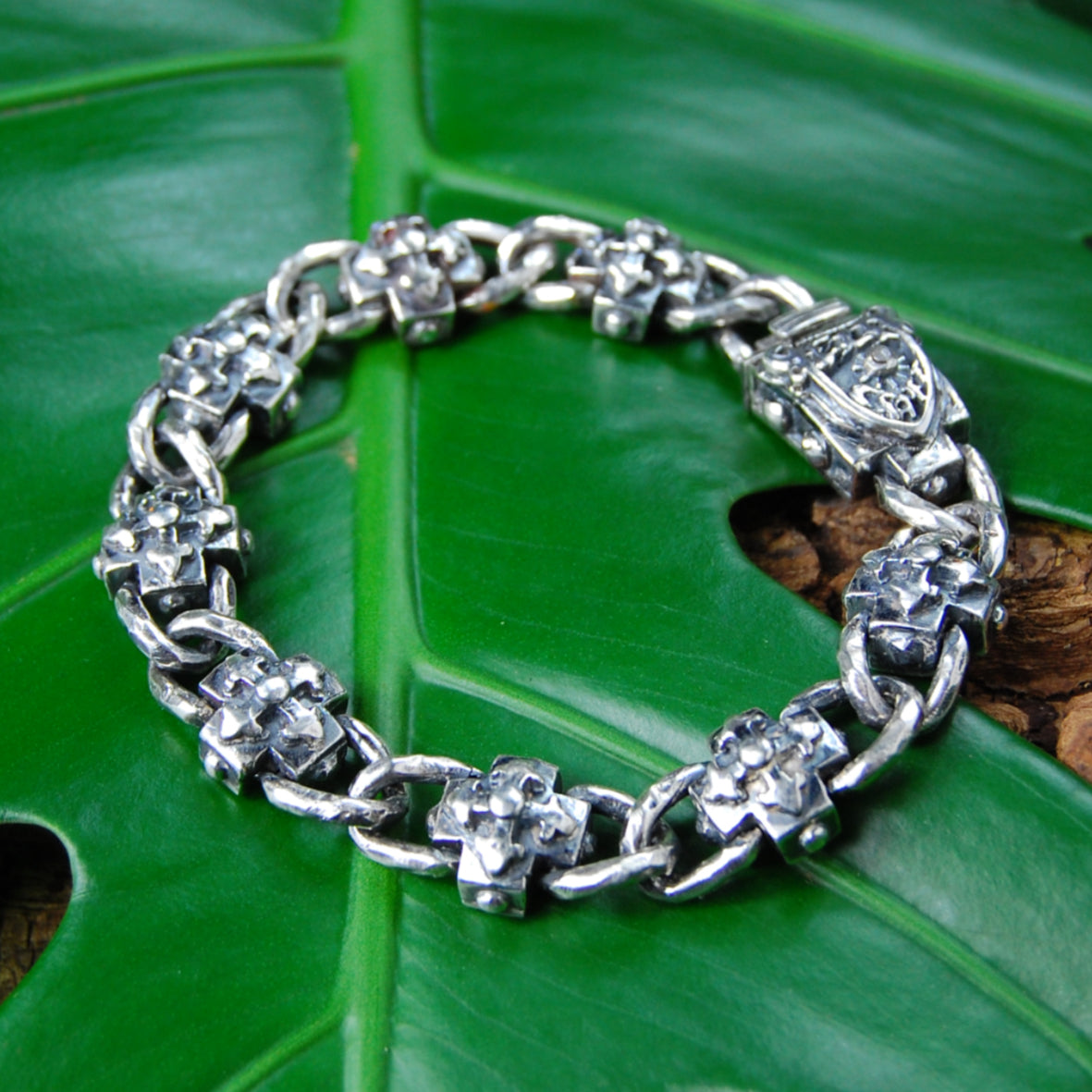 Silver Bracelet Greek Blades Crosses and Faceted Chain with Shield Boxlock 12