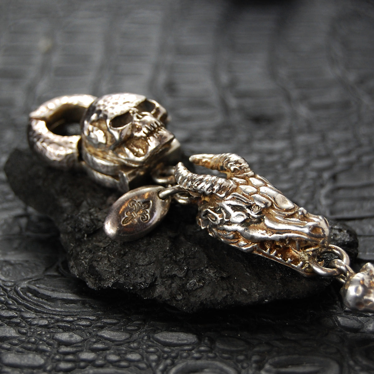 Silberne Geldbörsen oder Schlüsselkette BONES SKULLS DRAGON LION und LEOPARD