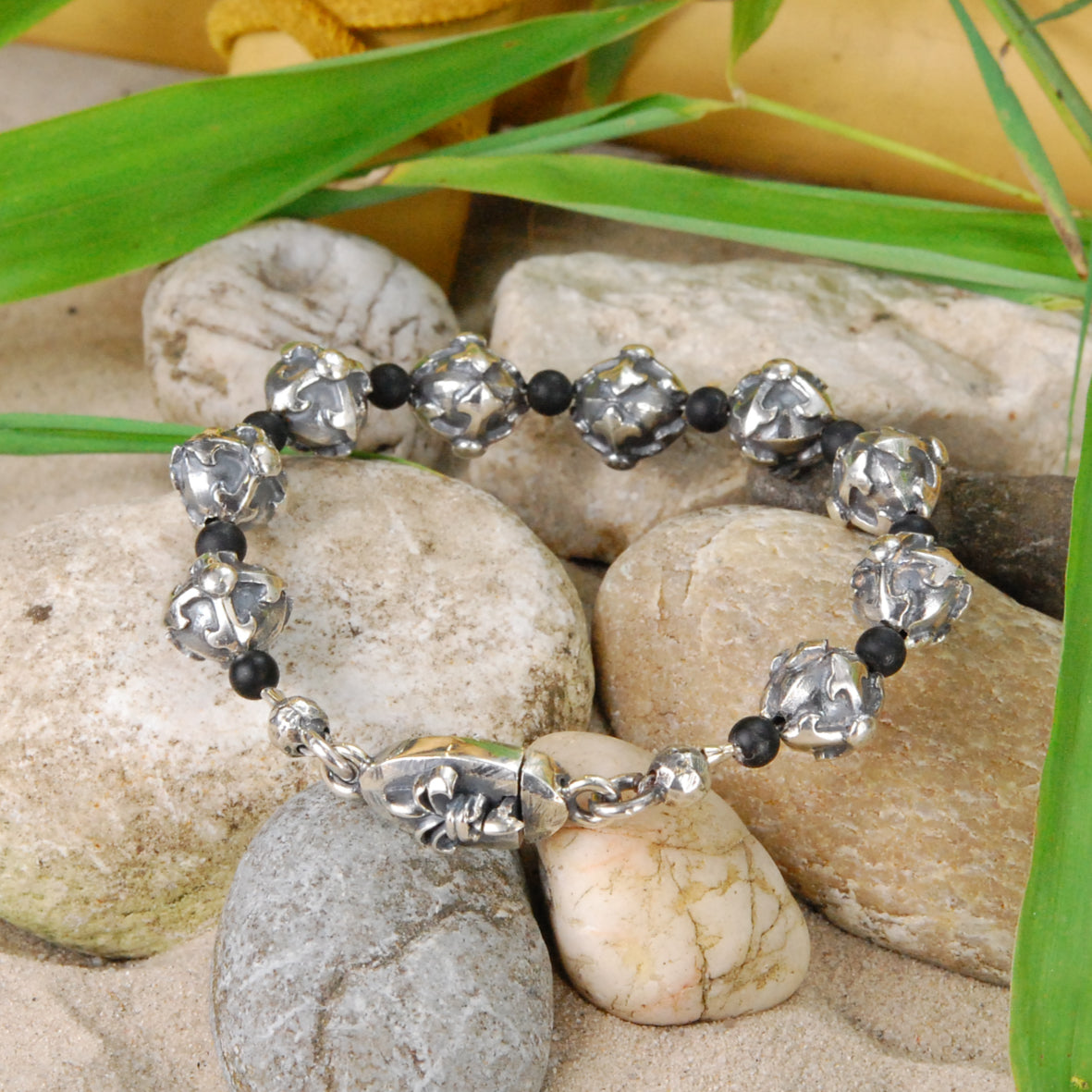 Armband Steinperlen und silberne BLADES CROSS Kugeln