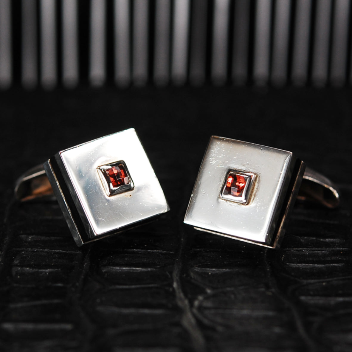 Silver Cufflinks Caree with Onyx Sheet and Caree Garnet