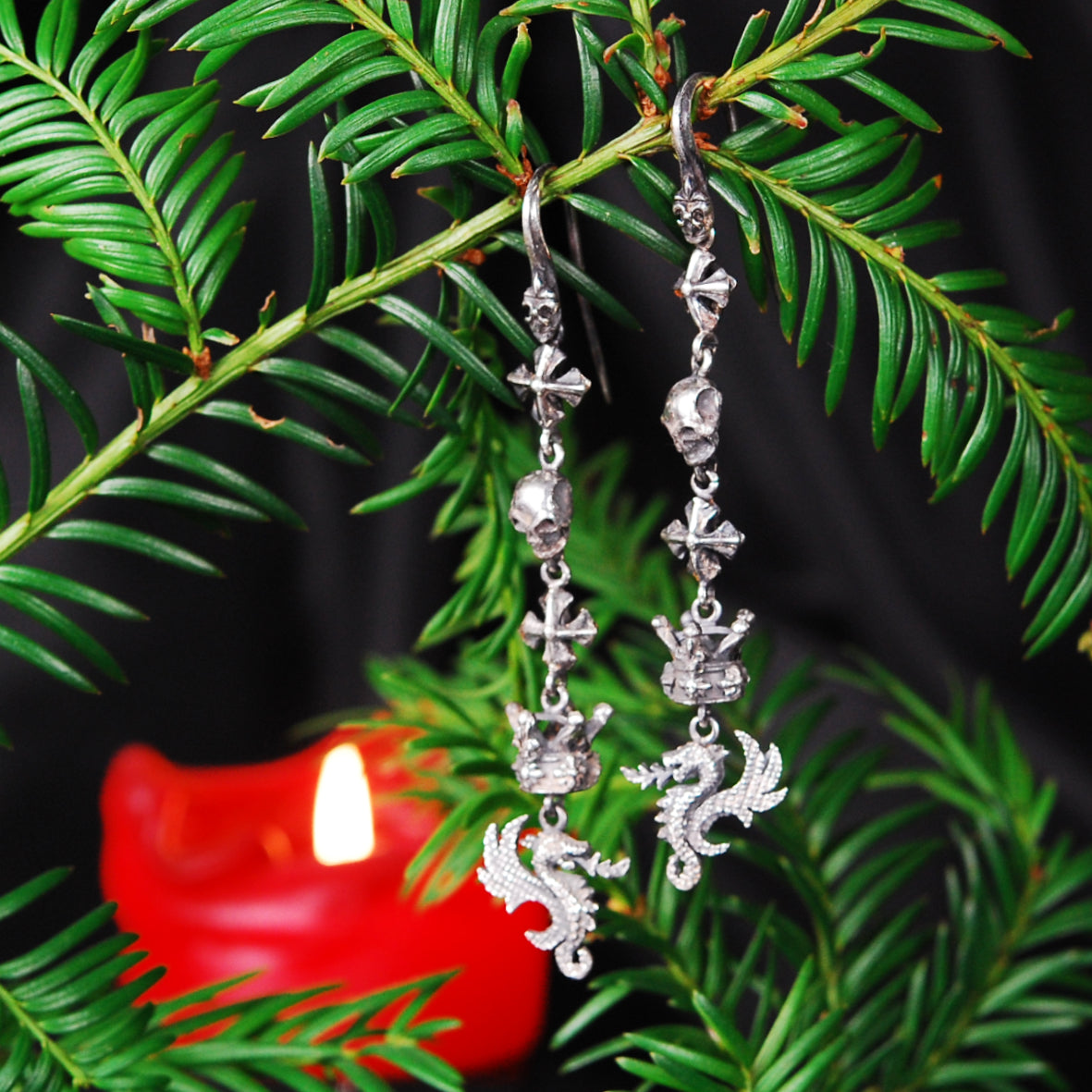 Silberner Ohrhänger TOTENKOPF mit KRONE und DRACHENFEUER
