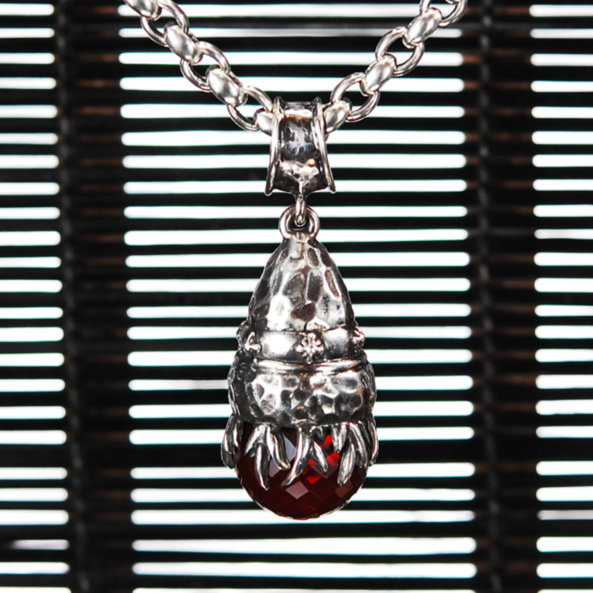 Silberner Anhänger mit gehämmerter Glocke und Flammen