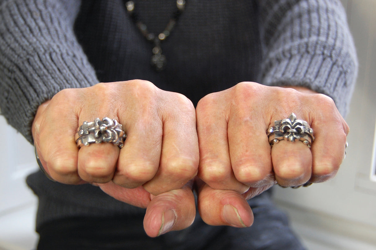 Silver Ring Faceted Body with Rivets and Straigt Lily with Meteorite