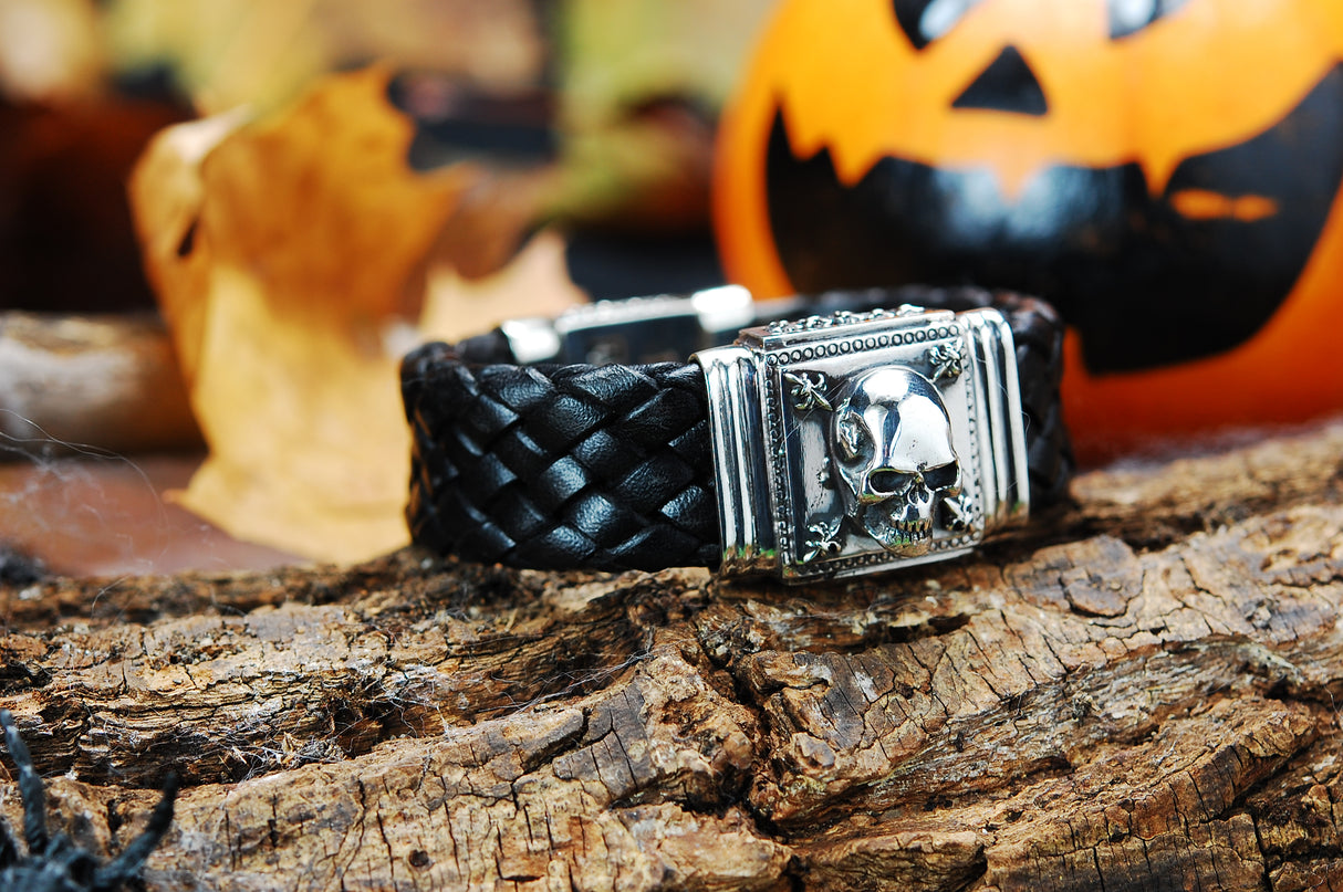 Silbernes Lederarmband SKULL und Lilien 22