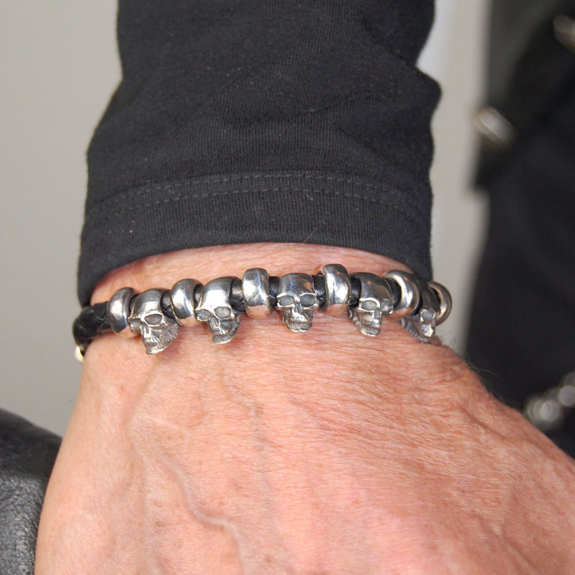 Silber-Lederarmband SKULL Spangenschloss und kleine Totenköpfe Röhren und Ringe für 6 mm Leder