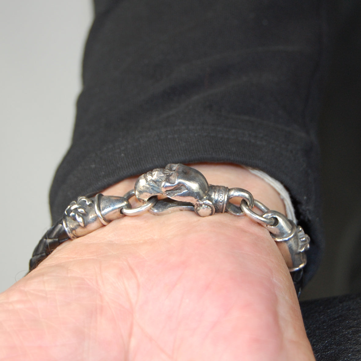 Silber-Lederarmband SKULL Spangenschloss und kleine Totenköpfe Röhren und Ringe für 6 mm Leder