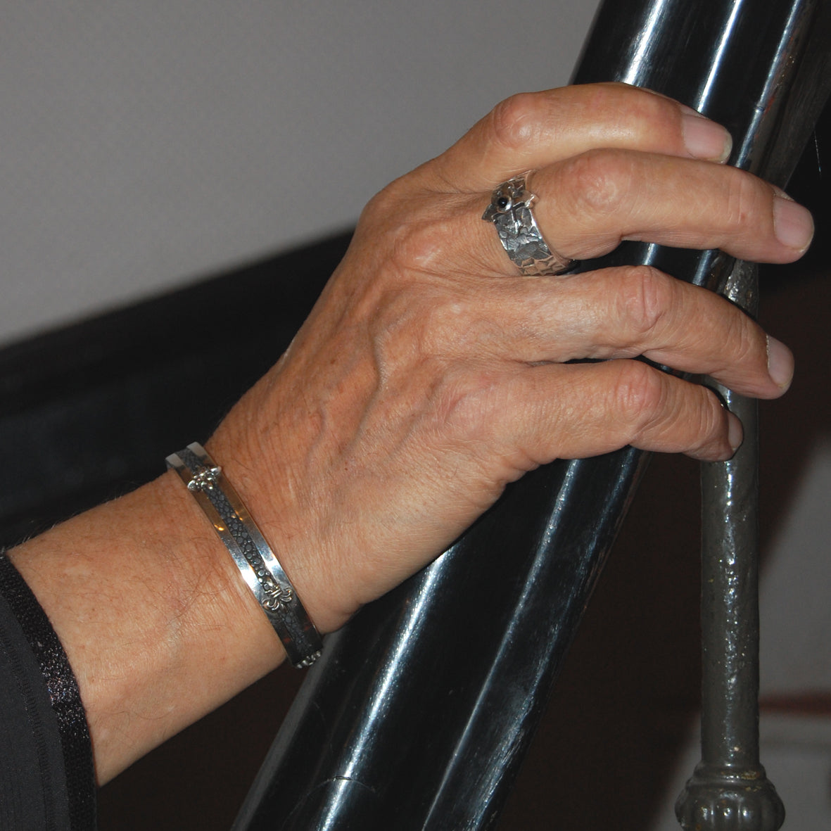 Silver Bangle SEARAY Leather Stripe with LILIES