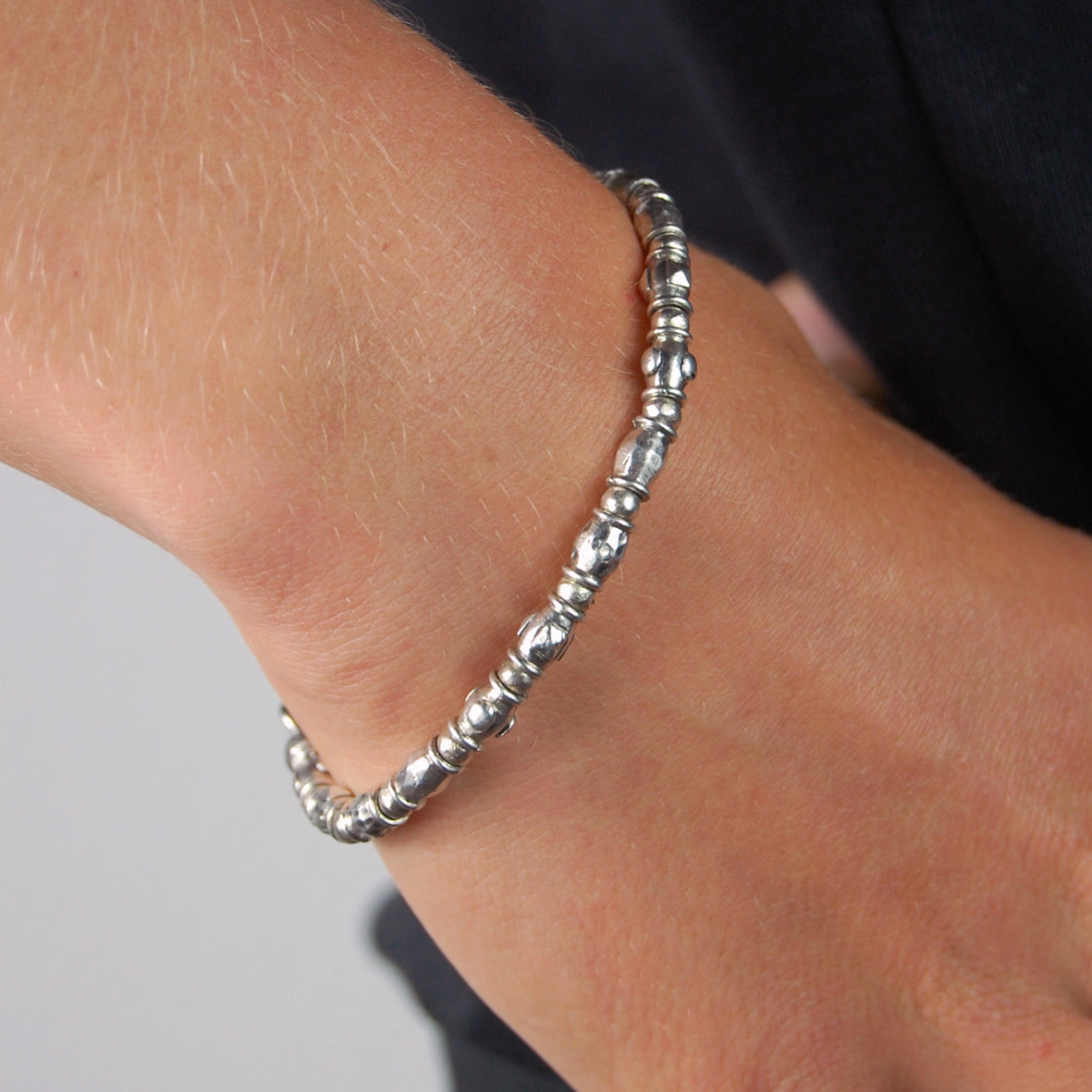 Silbernes Armband mit Mini-Röhren rau und Mini-Kugeln auf Gummiband