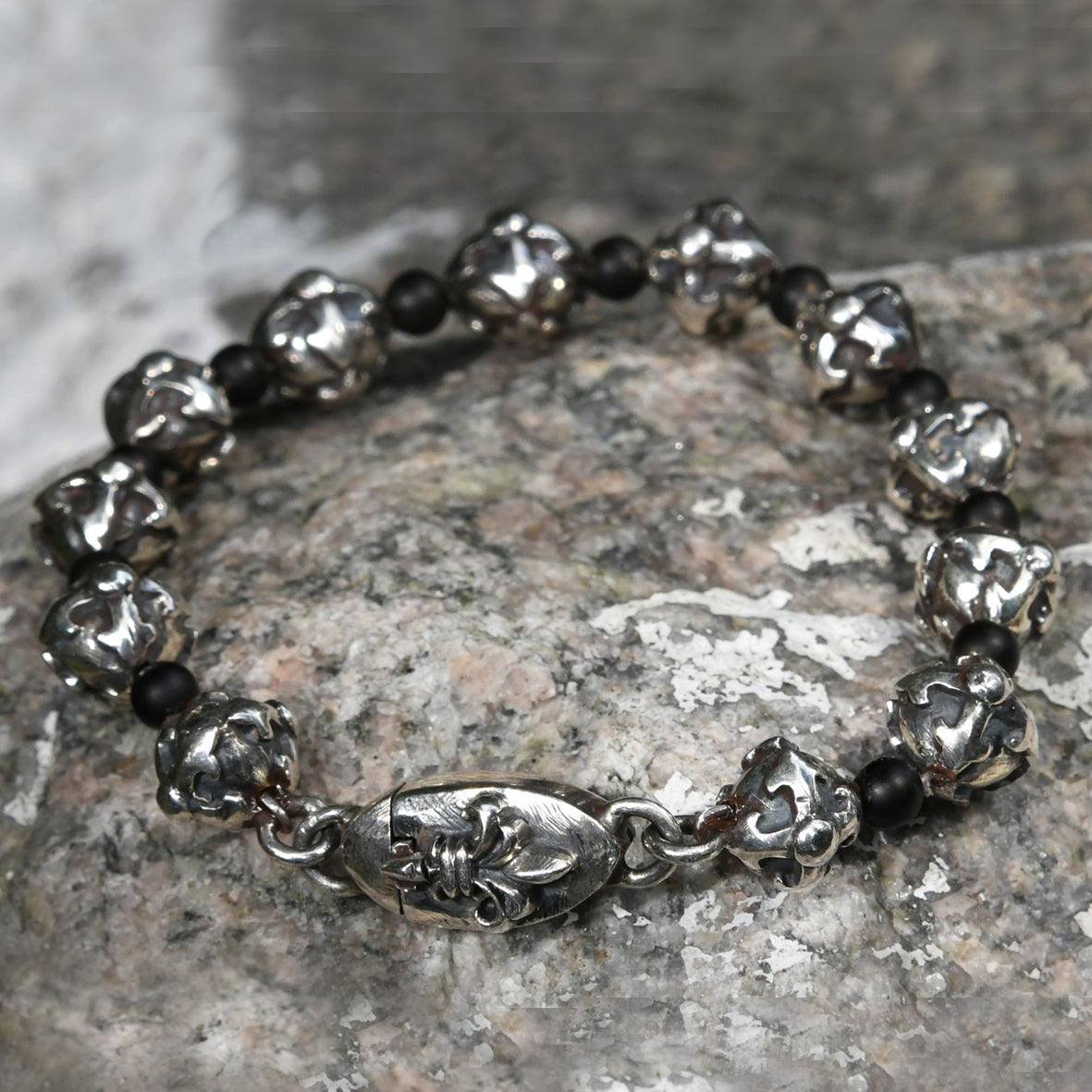 Armband Steinperlen und silberne BLADES CROSS Kugeln
