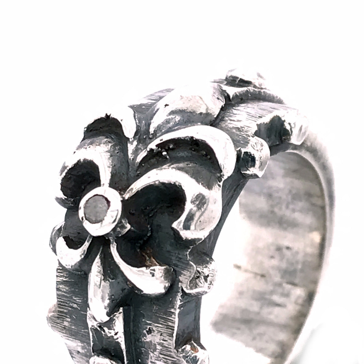 Silver Ring Faceted Body with Rivets and Straigt Lily with Meteorite