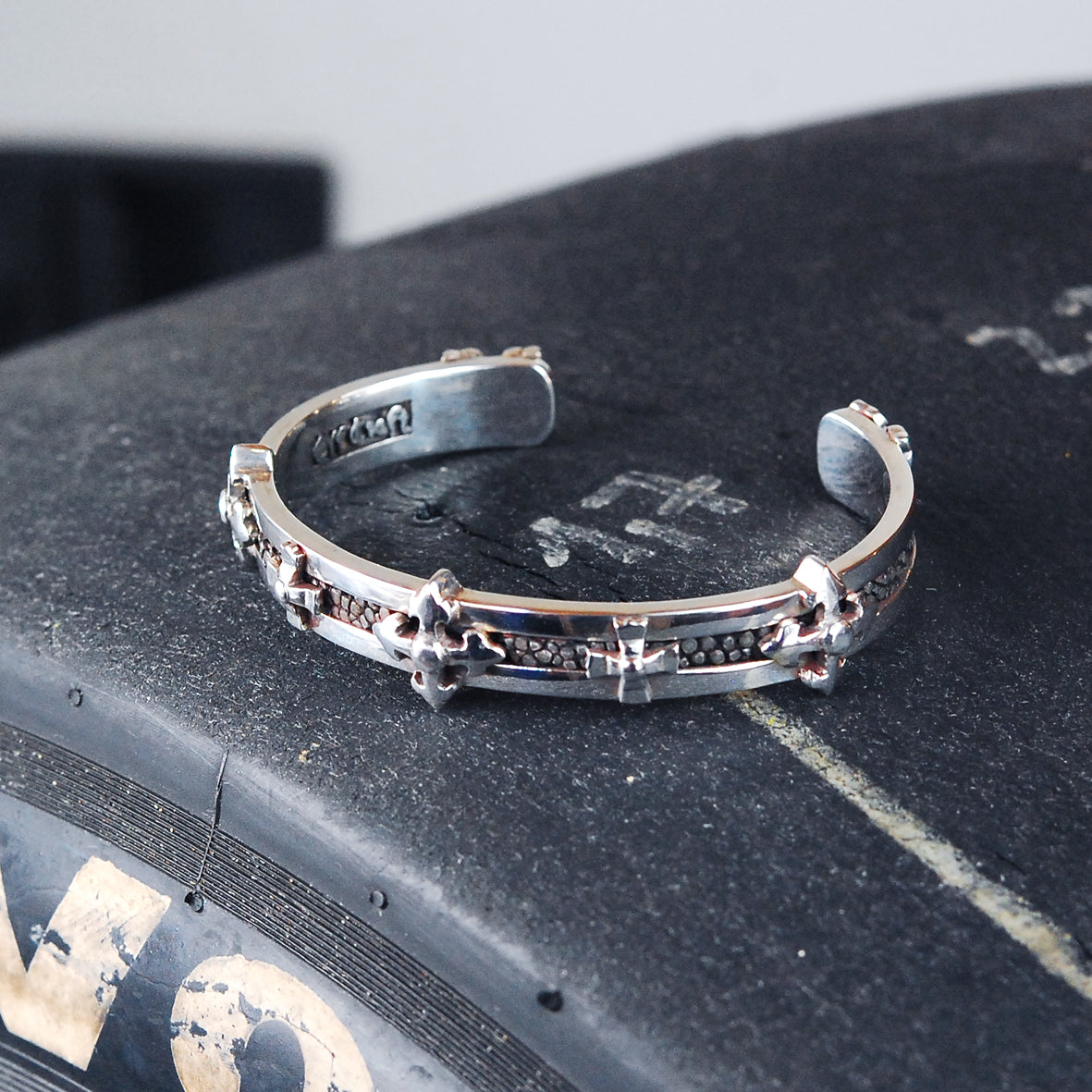 Silver Bangle SEARAY Leather Stripe with BLADES Cross