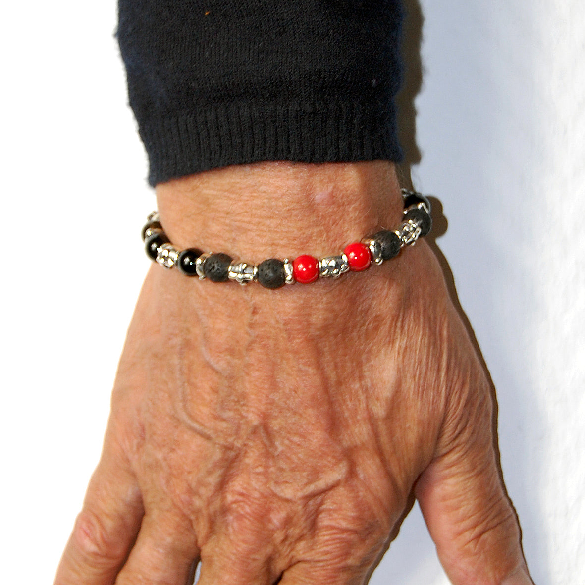 Silberne Armbänder mit Perlen und Eisen- und Klingenkreuzen aus Silber