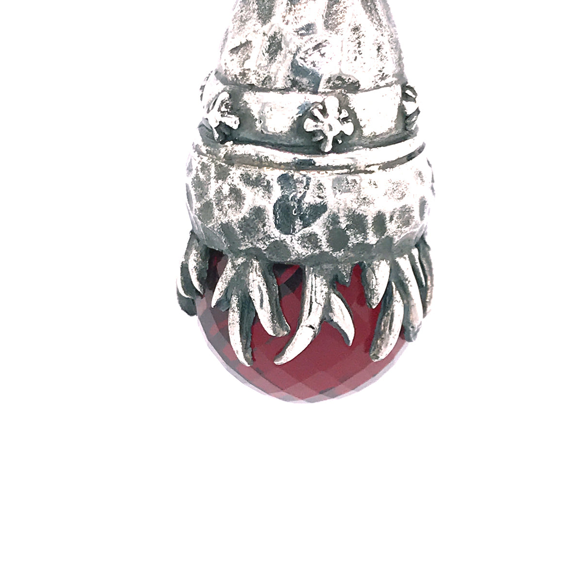 Silberner Anhänger mit gehämmerter Glocke und Flammen