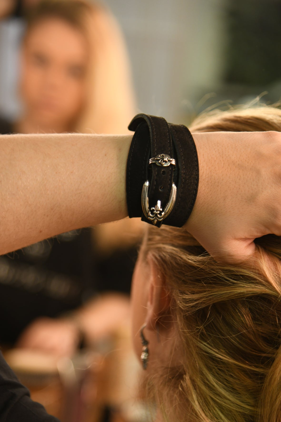 Silbernes Lederarmband mit Lily-Schnalle, dreifach gewickelt