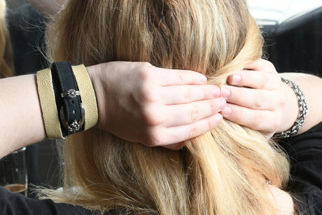 Silbernes Lederarmband mit SKULL-Schnalle und dreifacher Umwicklung mit Searay